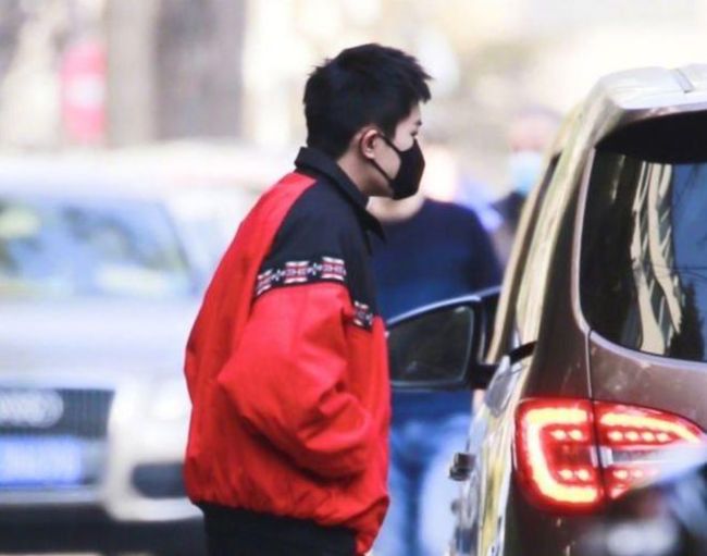 合体太难！王俊凯苦等冷风中 只为和千玺打个照面