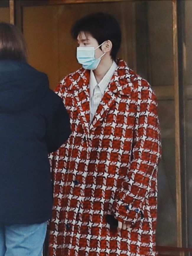 合体太难！王俊凯苦等冷风中 只为和千玺打个照面