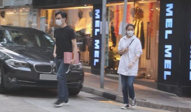 夫唱妇随！袁咏仪置办年货 张智霖开豪车当跟班