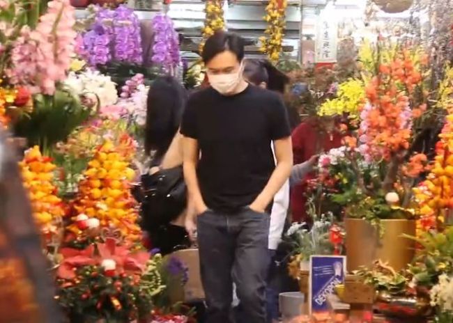 夫唱妇随！袁咏仪置办年货 张智霖开豪车当跟班