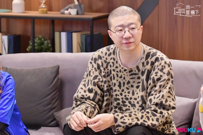 《同一屋檐下》再迎新室友！曾可妮专注嗑糖 杨笠金句引爆笑