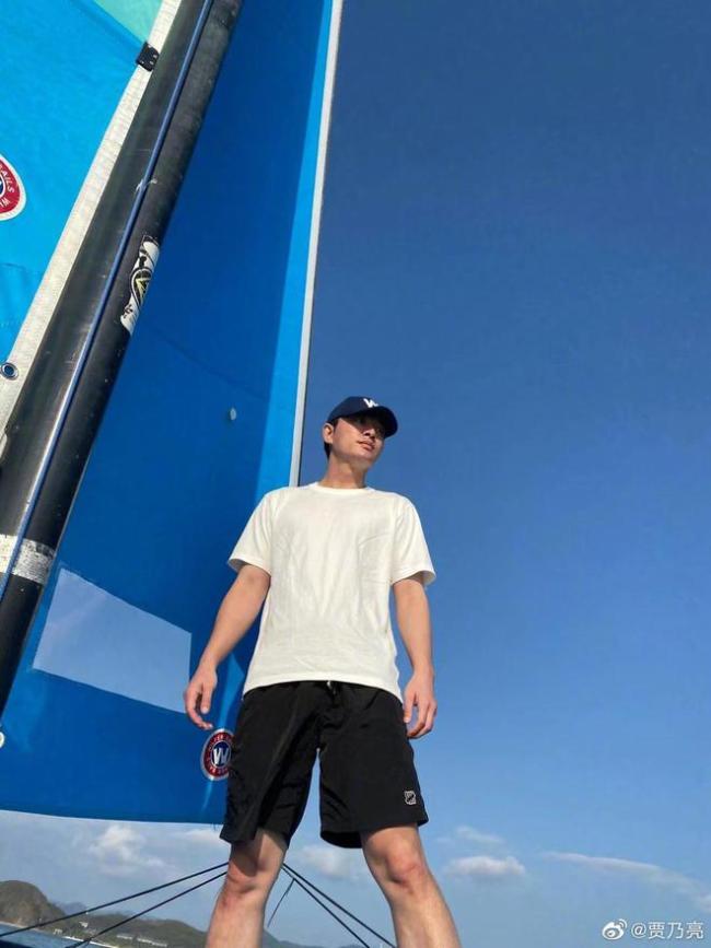 李小璐逛公园神采奕奕 前夫贾乃亮出海放松心情佳