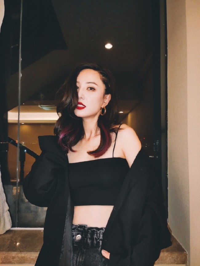 郑希怡穿黑色吊带秀好身材 蛮腰吸睛