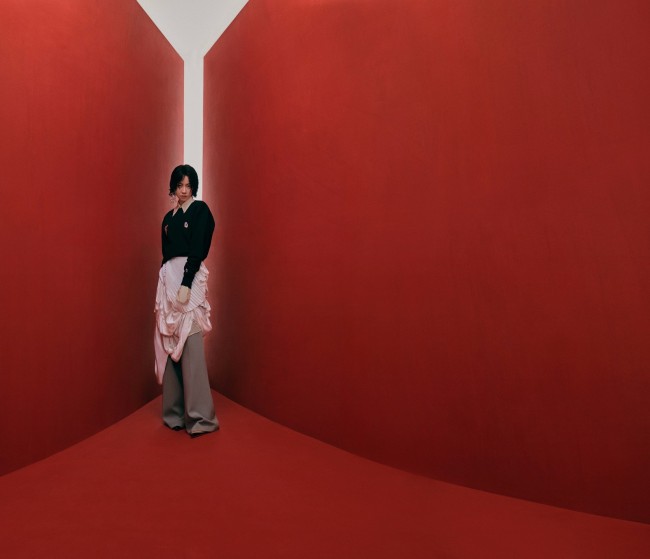 宋茜湿短发造型登杂志封面 化身暗魅绅士现二次元既视感