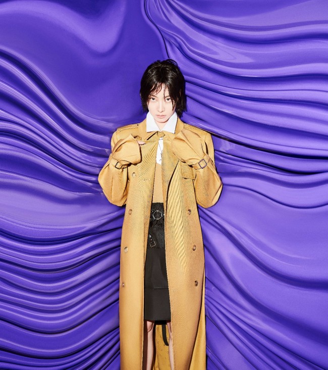 宋茜湿短发造型登杂志封面 化身暗魅绅士现二次元既视感