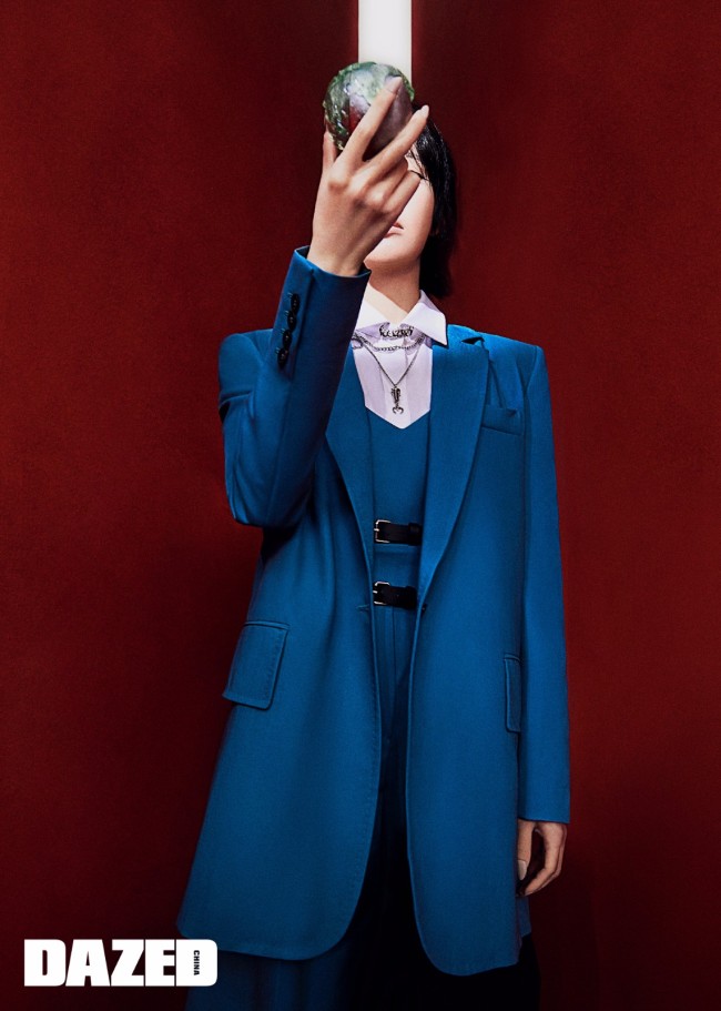 宋茜湿短发造型登杂志封面 化身暗魅绅士现二次元既视感