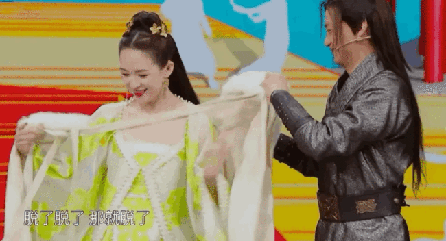 周一围帮章子怡脱外套惹争议 朱丹戴婚戒正常直播