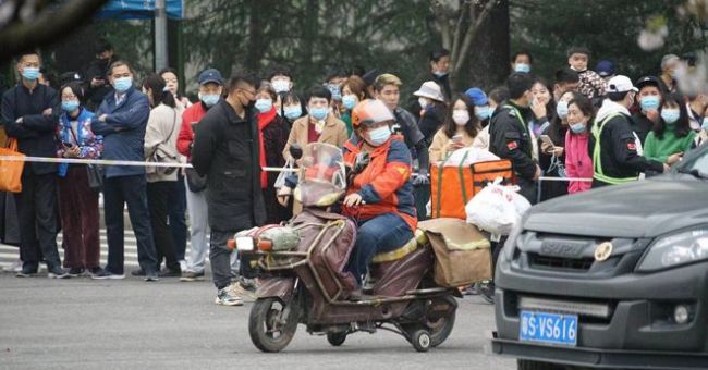 有新戏？贾玲高校拍戏被偶遇 穿夹克戴头盔接地气