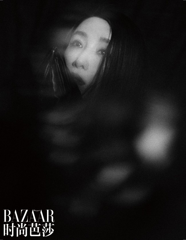 秦海璐《时尚芭莎》大片曝光化身《悬崖之上》特工