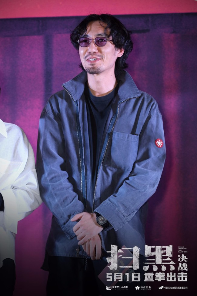 了扫黑专案组组长宋一锐(姜武饰)带领组员由一起征地拆迁案深入调查