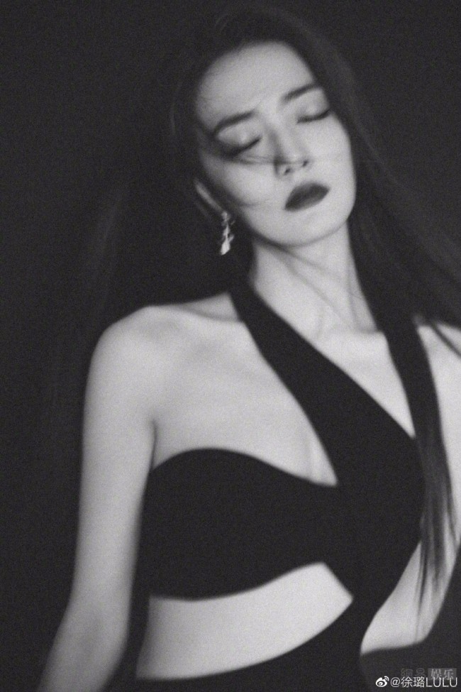 性感撩人！徐璐穿绑带黑裙尽显凹凸身材