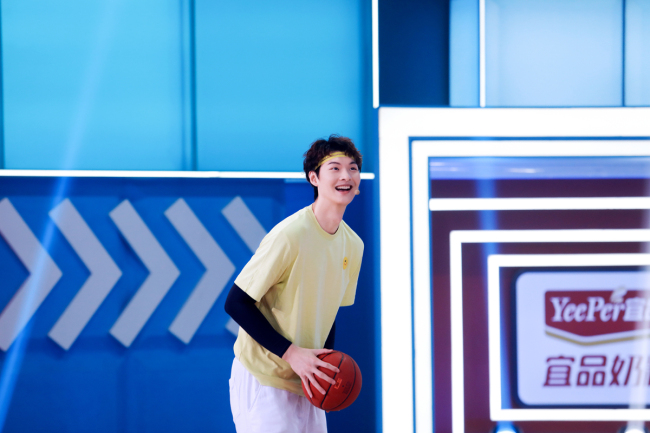 王哲林蒙眼投篮超帅气《运动不一样5》孩子们将篮球玩出新花样