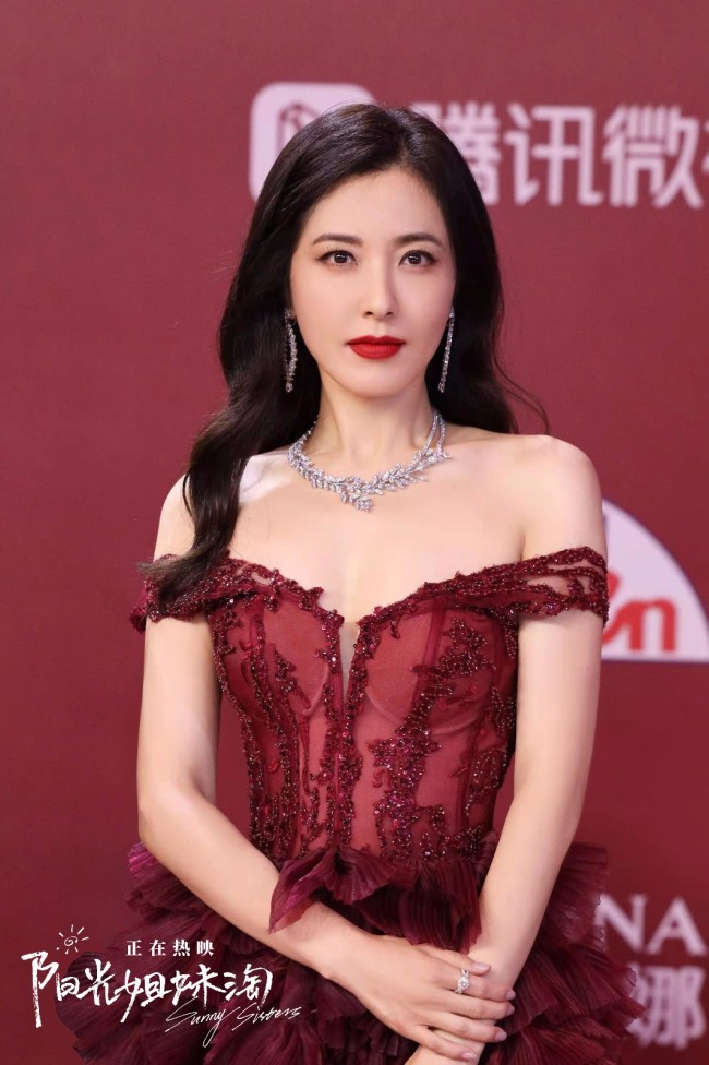 电影《阳光姐妹淘》亮相上影节开幕红毯