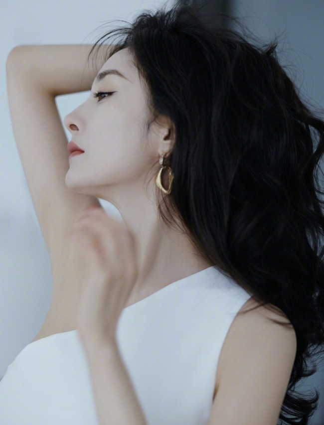 杨幂穿露腰开衩裙秀完美腰线 卷发慵懒温柔
