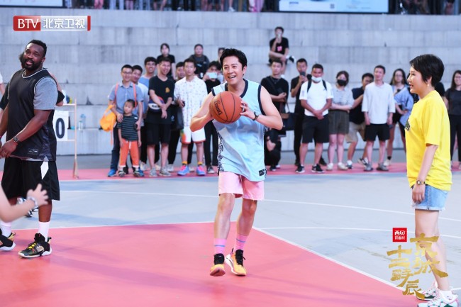 《京城十二时辰》蔡国庆父子挑战街头篮球