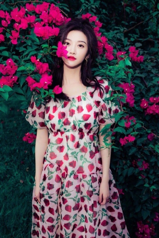 “人间富贵花”！景甜穿草莓裙立花丛中明媚动人