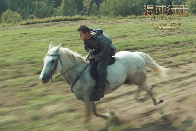 《混沌行走》全新海报 蜘蛛侠拔叔激斗异星战场