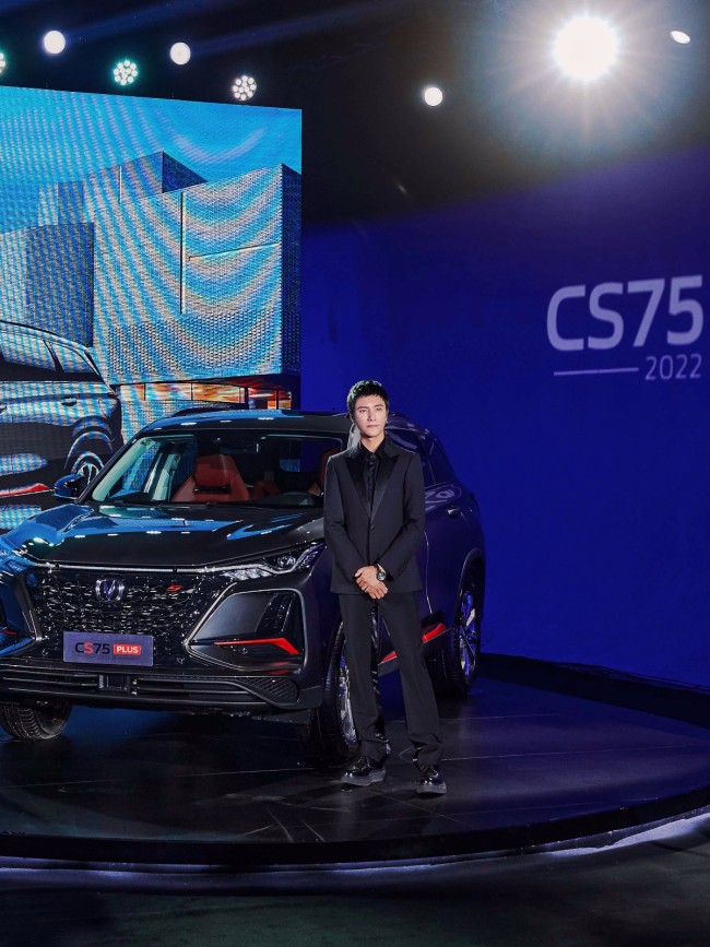 陈坤出席品牌发布会 自我超越不止于前