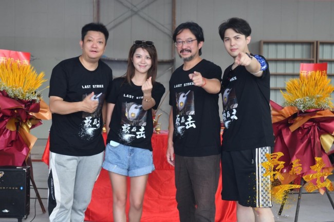 制片人杜羽泽向记者介绍,影片围绕机甲联赛展开的,放弃机甲梦的男主患