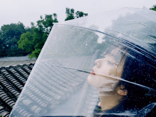 谭松韵胡同随心拍氛围感足 举透明伞超俏皮