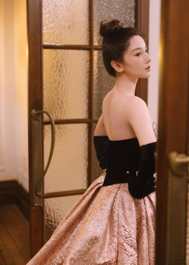 陈小纭身着复古玫瑰礼服出席盛典