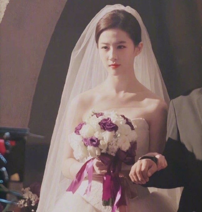 34岁刘亦菲穿婚纱仙气十足手捧鲜花气质脱俗