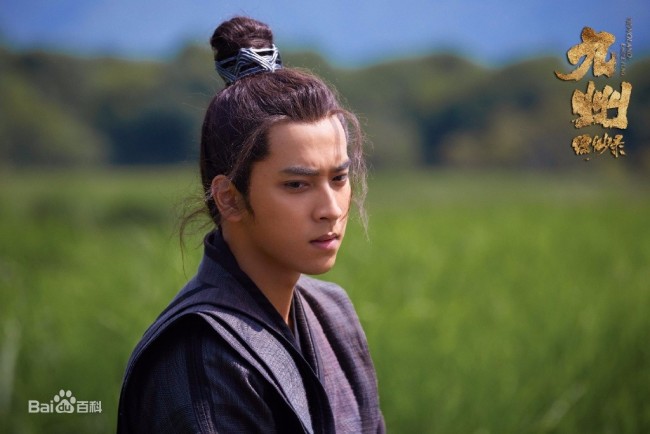 36岁张俪又有新情况与小9岁的陈若轩同游三亚2