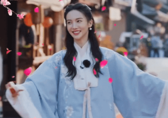 金晨晒无美颜健身照 腹肌却秒变游泳圈！