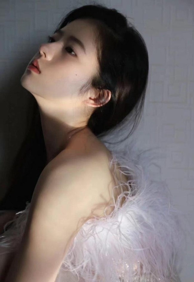 新生代实力小花不容小觑！何蓝逗靠作品征服观众！
