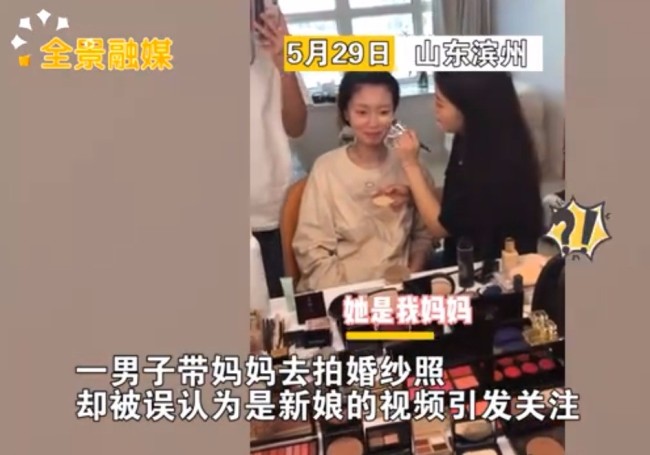 妈妈太年轻了 儿子陪妈妈拍婚纱照被误认成情侣