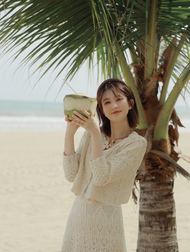 乔欣海边夏日大片好治愈对镜甜笑清新明媚