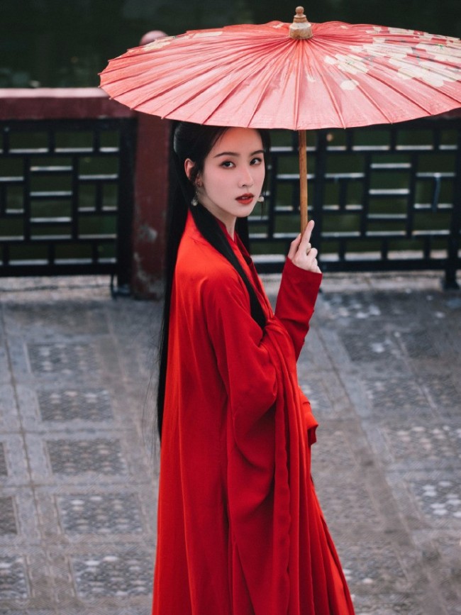 陈都灵红衣古装写真释出 撑红伞漫步美如画