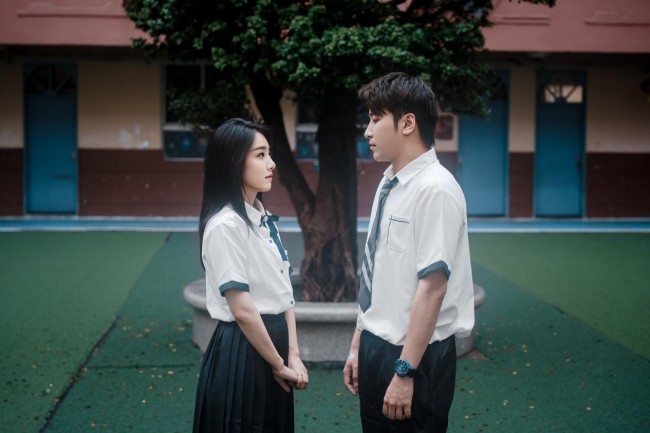 “青春化成一场冲动而疯狂的火焰”陈正晞Kaka Chen将新歌《少年恋爱狂热》唱出了青春的感觉！