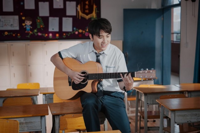 “青春化成一场冲动而疯狂的火焰”陈正晞Kaka Chen将新歌《少年恋爱狂热》唱出了青春的感觉！