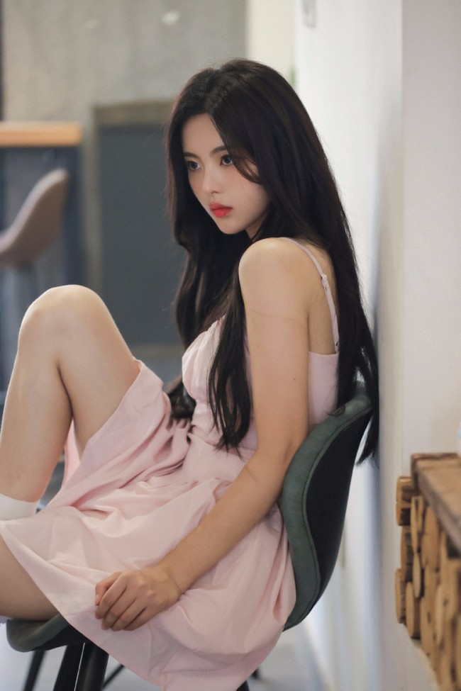 杨超越生日照纯欲风满满穿粉色吊带好可人