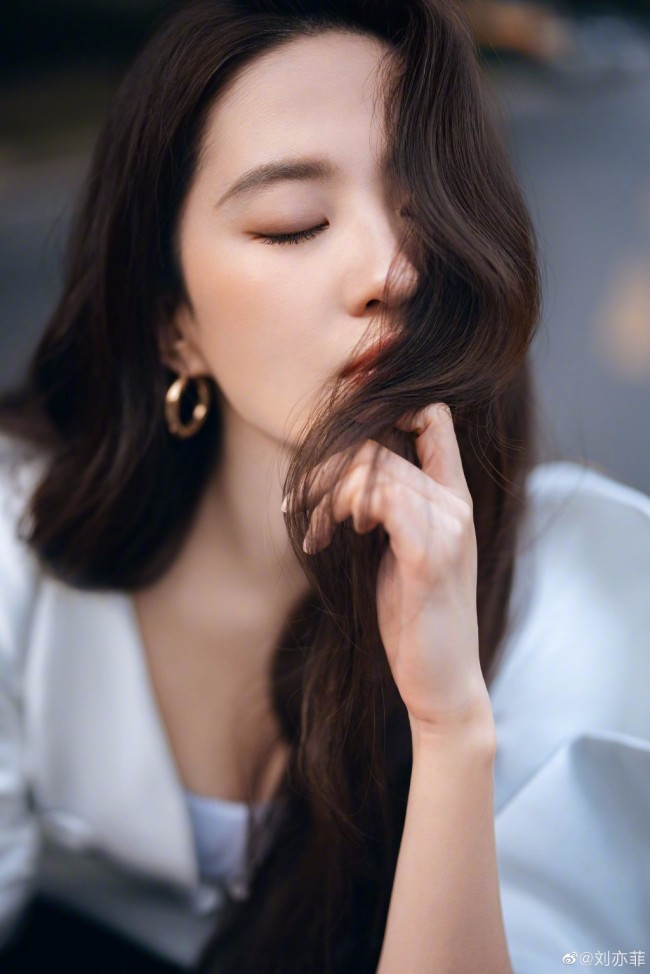 刘亦菲再晒大片营业黑白经典look高贵大气