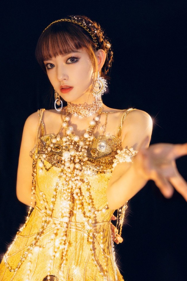 哇哦!程潇蒙面造型花絮照释出 神似吉巴罗好魅惑