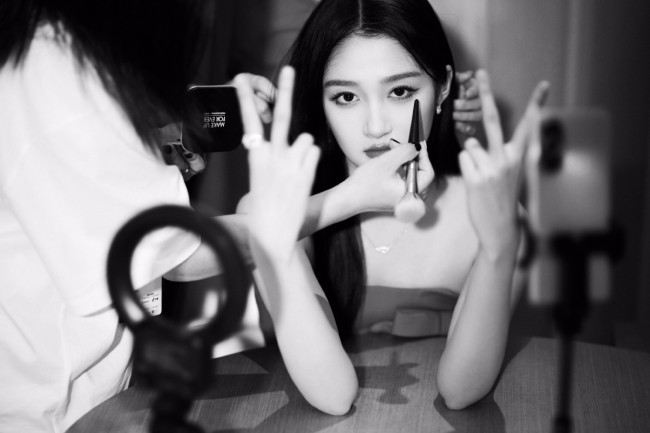 关晓彤直发抹胸裙大片妆容精致电眼迷人