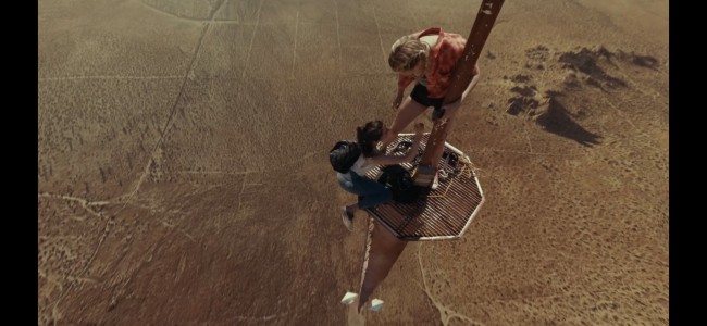 新片《坠落》性感辣妹被困六百米高空 惊险又刺激