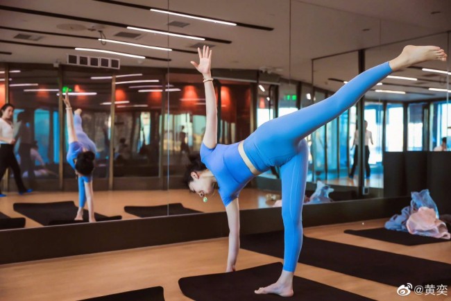 45岁黄奕晒素颜健身照状态好对镜子倒立身材好2