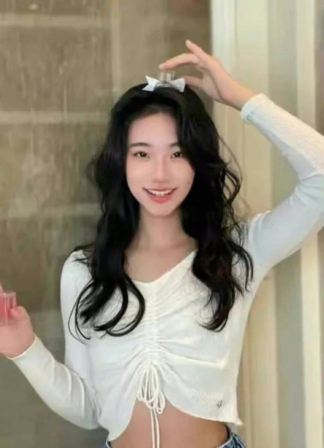 小S二女儿14岁许韶恩近照 面容姣美清甜满满_娱乐频道_中华网