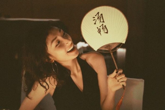 汤畅气质出众 轻松驾驭复古羊毛卷