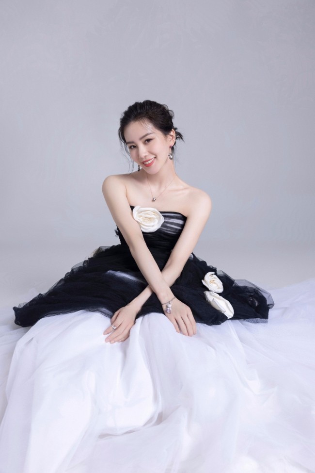 35岁刘诗诗穿花朵抹胸蓬蓬裙秀天鹅颈姿态优美