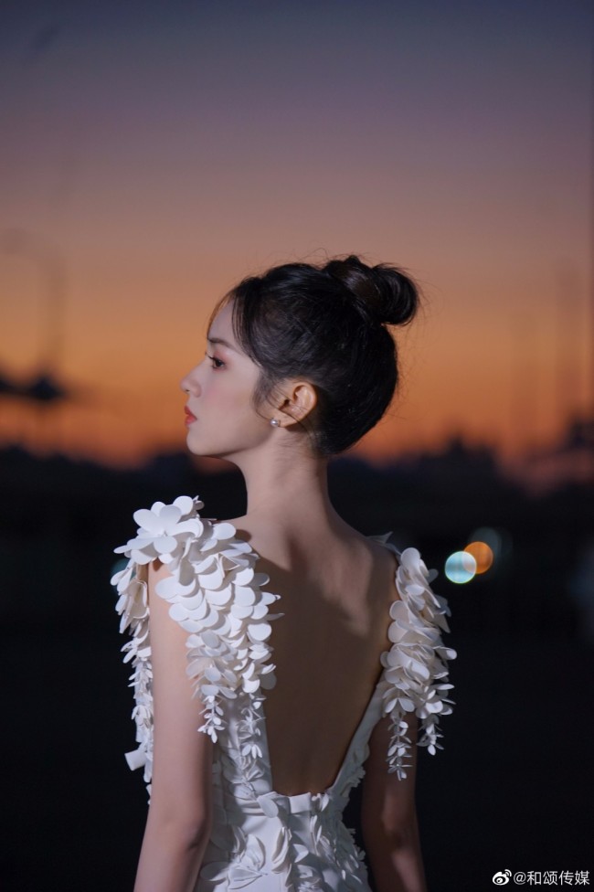 冷脸少女周也扎丸子头穿深v裙显优雅