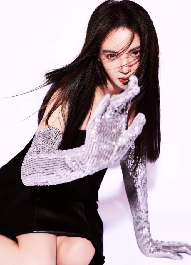 金晨黑银大片 穿抹胸黑裙大秀身材