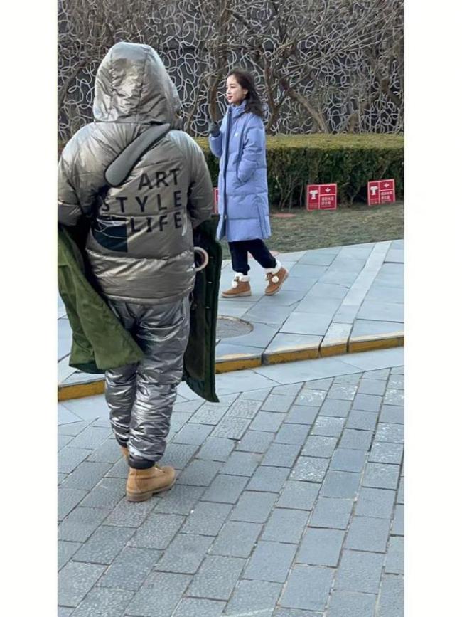 网友曝王冰冰现身三里屯穿羽绒服笑容甜美状态佳
