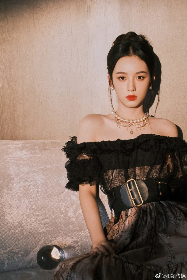 周也穿一字领裙露香肩妆容精致颜值超扛打