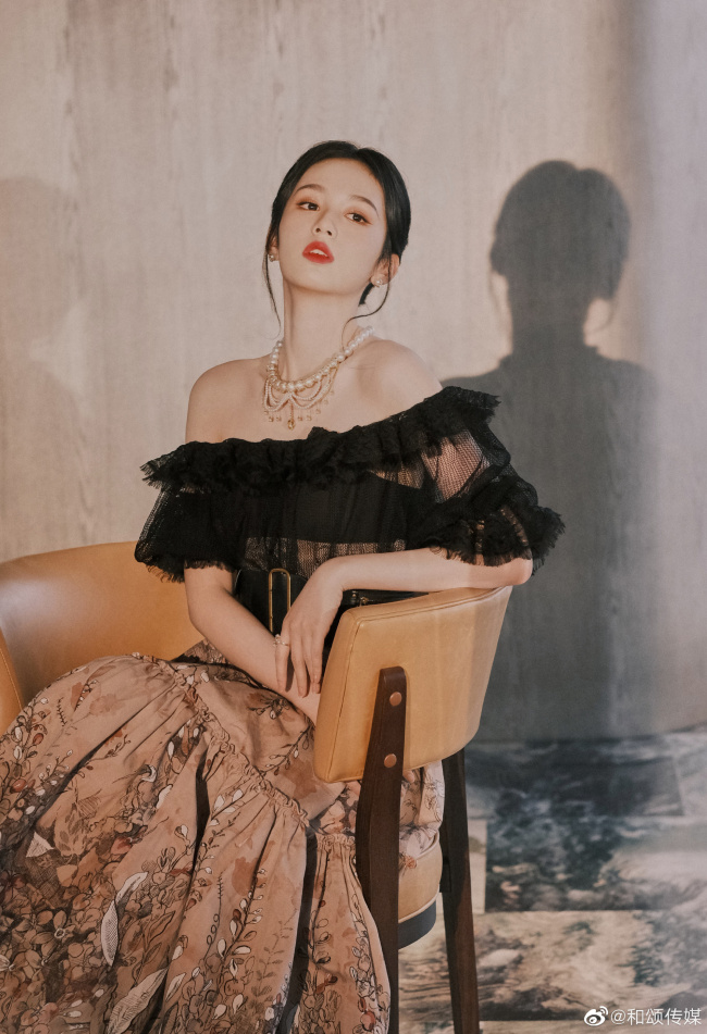 周也穿一字领裙露香肩妆容精致颜值超扛打