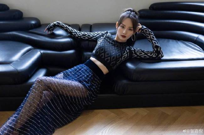 甩掉男人更精彩！张嘉倪大秀小蛮腰魅力猛增