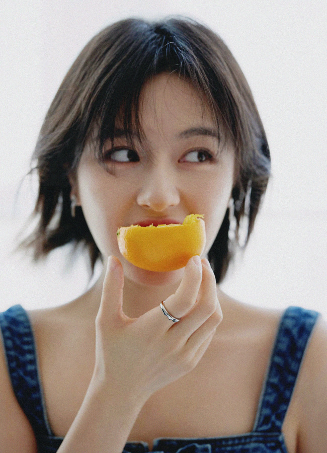李兰迪穿露腰裙手捧香橙笑眼弯弯灵动俏皮